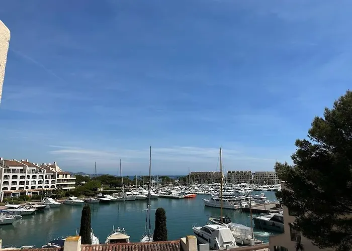 L\'Atelier Marin Sur Le Port Des Marines