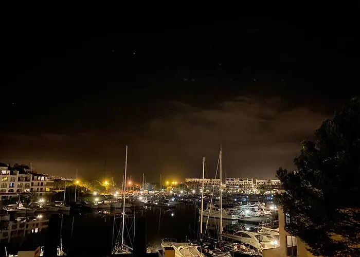 L\'Atelier Marin Sur Le Port Des Marines